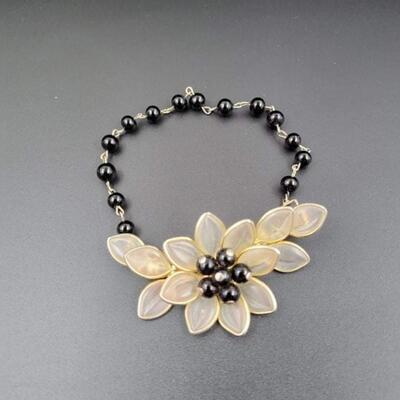 BLACK AND GOLD BEADED FLOWER BRACELET
