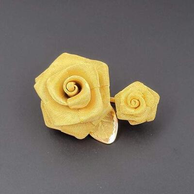 GOLD TONED METAL MESH ROSE BROOCH