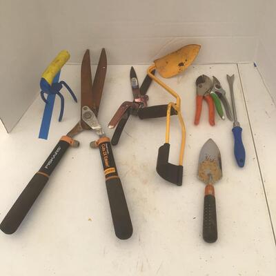 T802 Handsaws & Garden Tool Lot