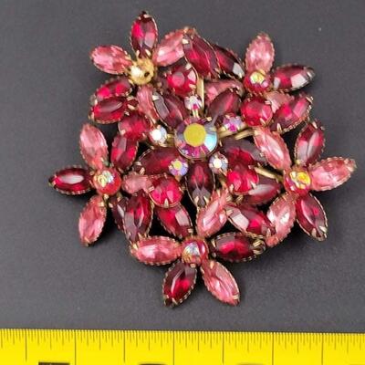 VINTAGE RED JEWELED FLORAL BROOCH