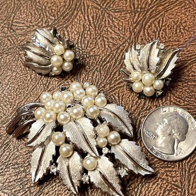 Lot 47 Vintage Trifari Brooch & Earrings Set Pearls & Brushed Silver Tone
