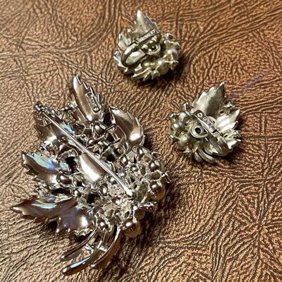 Lot 47 Vintage Trifari Brooch & Earrings Set Pearls & Brushed Silver Tone