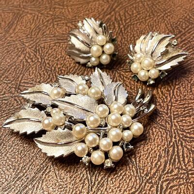 Lot 47 Vintage Trifari Brooch & Earrings Set Pearls & Brushed Silver Tone