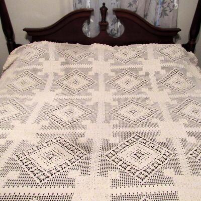 Beautiful Queen Size Vintage Fancy Hand Crocheted Bed Spread About 72" x 96", Read Description