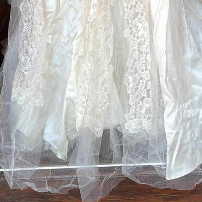 Lot 62 1950s Wedding Dress Satin with Lace & Tulle Overlay Size 12
