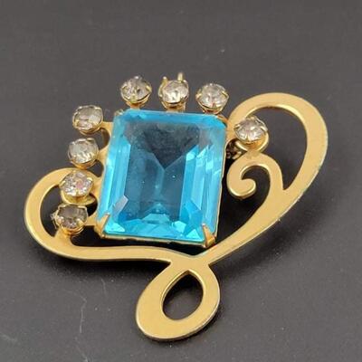 RHINESTONE & GOLD TONED BROOCH W/ BLUE GEM
