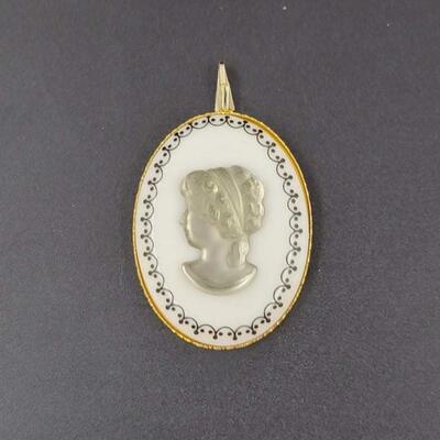 GOLD TONED GRECIAN CAMEO PENDANT