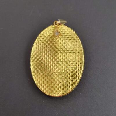 GOLD TONED GRECIAN CAMEO PENDANT
