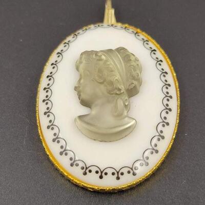 GOLD TONED GRECIAN CAMEO PENDANT