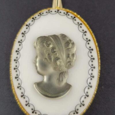 GOLD TONED GRECIAN CAMEO PENDANT
