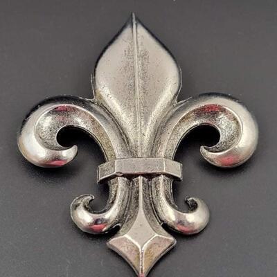 EXPRESS SILVER METAL FLEUR-DE-LIS BROOCH