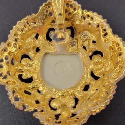 WHITE & GOLD METAL BROOCH W/ CERAMIC CARDINAL CENTER