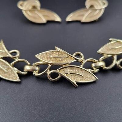 VINTAGE SARAH COVENTRY GOLD TONED LEAF EARRING AND BRACELET SET