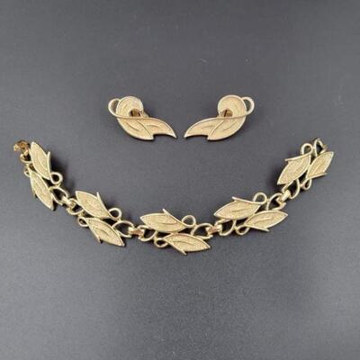VINTAGE SARAH COVENTRY GOLD TONED LEAF EARRING AND BRACELET SET