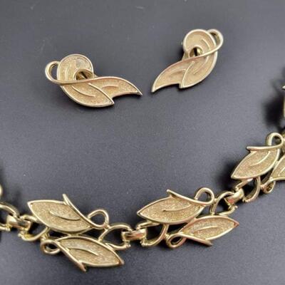 VINTAGE SARAH COVENTRY GOLD TONED LEAF EARRING AND BRACELET SET