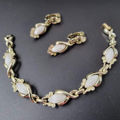 VINTAGE SARAH COVENTRY GOLD & WHITE EARRING AND NECKLACE SET