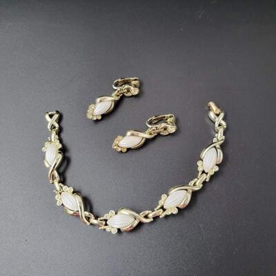 VINTAGE SARAH COVENTRY GOLD & WHITE EARRING AND NECKLACE SET