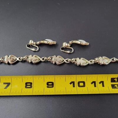VINTAGE SARAH COVENTRY GOLD & WHITE EARRING AND NECKLACE SET