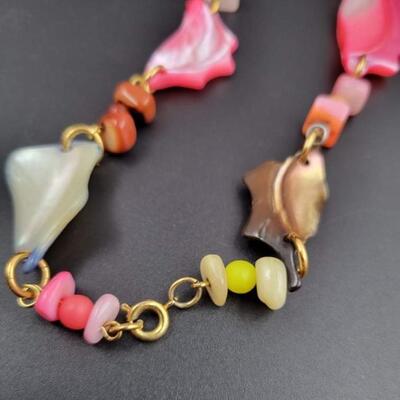 COLORFUL SEASHELL? BEADED NECKLACE