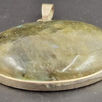 SILVER TONED OVAL PENDANT W/ RESIN STONE