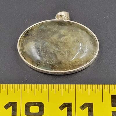 SILVER TONED OVAL PENDANT W/ RESIN STONE