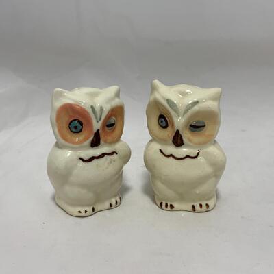 -21- SHAWNEE | 1940s Winking Owl | Salt and Pepper Shakers