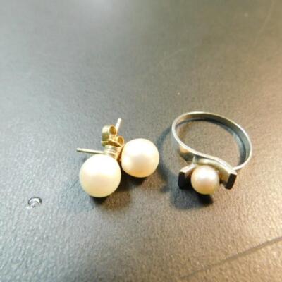 14K Gold Pearl Earring and Ring Set Approximately 3.4 Grams