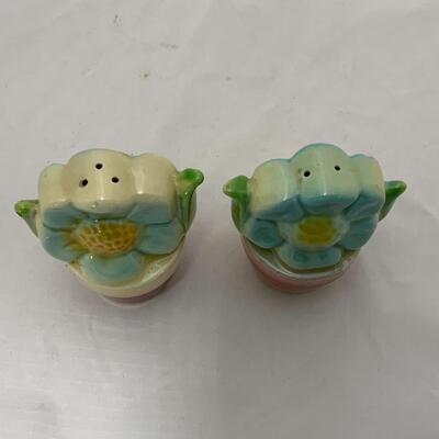 -38- SHAWNEE | 1940s Potted Flower | Salt and Pepper Shakers