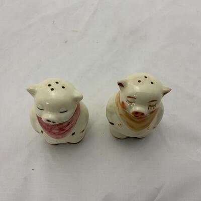 -49- SHAWNEE | 1940s Pigs | Salt and Pepper Shakers | Smiley