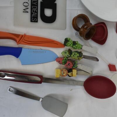 Lot of Kitchen Items, Knifes, Cheese Spreaders, Utensils, Corelle Plate