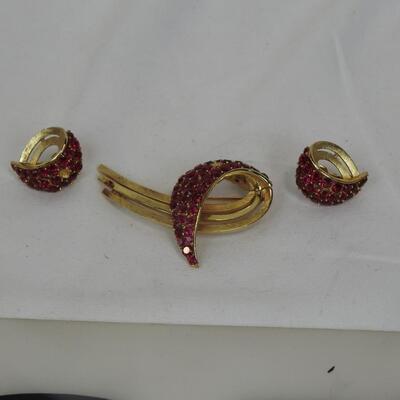3 pc Costume Jewelry: Pink Gem Pieces (Brooches?)