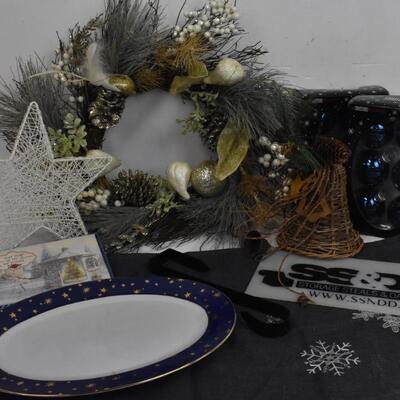 Christmas lot: 9 pc, Wreath w/ hanger, table runner, ornaments, greeting cards