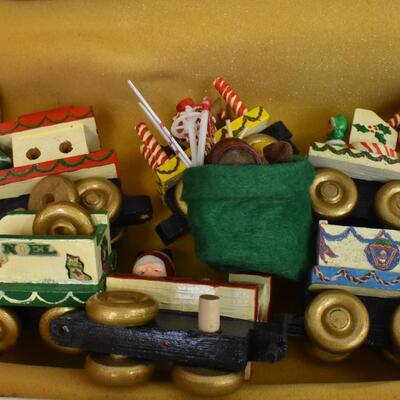 20+ Christmas lot: Pancake cutters, tree, candles, train set, cheese spreaders