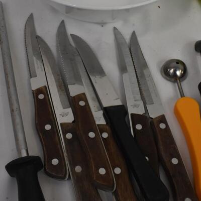 Kitchen lot: 4 bowls, knives w/steel, scissors, peelers, cheese slicer, tongs