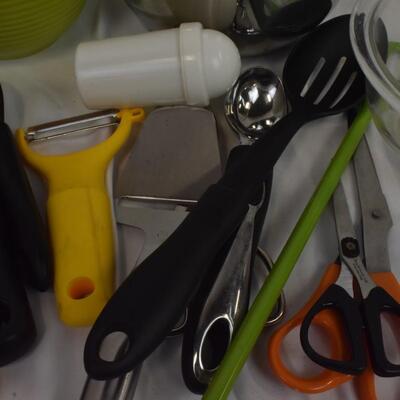 Kitchen lot: 4 bowls, knives w/steel, scissors, peelers, cheese slicer, tongs