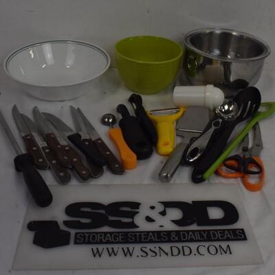Kitchen lot: 4 bowls, knives w/steel, scissors, peelers, cheese slicer, tongs