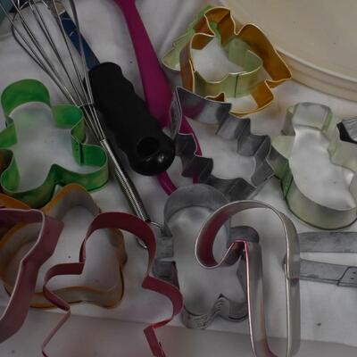 Kitchen lot: Silicone oven mitt, 13 metal cookie cutters, cake storage