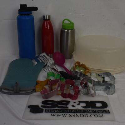 Kitchen lot: Silicone oven mitt, 13 metal cookie cutters, cake storage