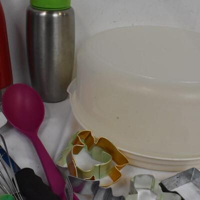 Kitchen lot: Silicone oven mitt, 13 metal cookie cutters, cake storage