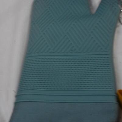 Kitchen lot: Silicone oven mitt, 13 metal cookie cutters, cake storage