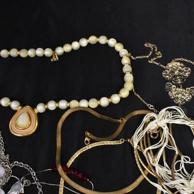 20+ Items, Costume Jewelry Lot Gold Tone, Silver Tone + Beaded