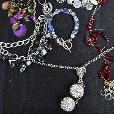20+ Items, Costume Jewelry Lot Gold Tone, Silver Tone + Beaded