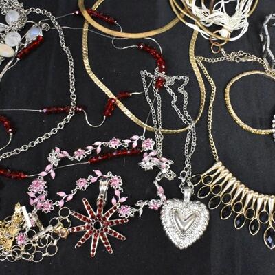 20+ Items, Costume Jewelry Lot Gold Tone, Silver Tone + Beaded