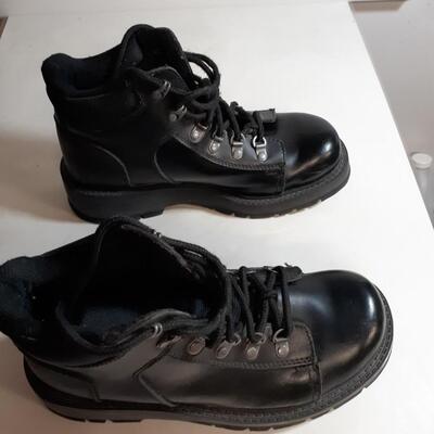 Mens size 8 Soho leather boots