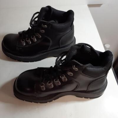 Mens size 8 Soho leather boots