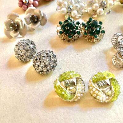 Lot 88 Vintage Costume Jewelry Clip Earrings 8 Pair Clusters & Rhinestones.