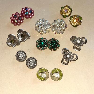 Lot 88 Vintage Costume Jewelry Clip Earrings 8 Pair Clusters & Rhinestones.