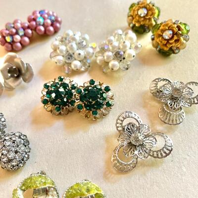 Lot 88 Vintage Costume Jewelry Clip Earrings 8 Pair Clusters & Rhinestones.