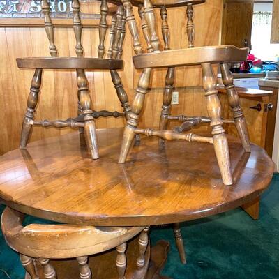 Lot 90 Round Table With 4 Chairs Clunky Maple Pedestal