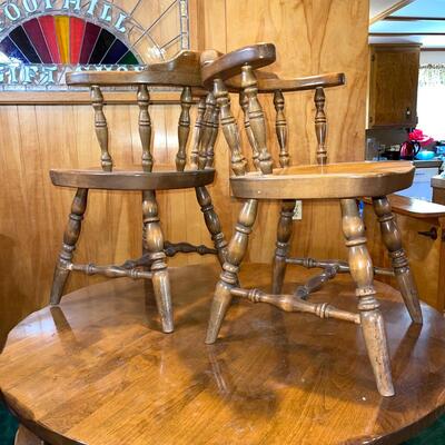 Lot 90 Round Table With 4 Chairs Clunky Maple Pedestal